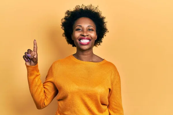 Genç Afro Amerikalı Kadın Günlük Giysiler Giyip Bir Numaralı Parmağını — Stok fotoğraf