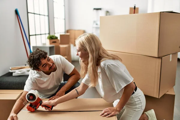 Young Beautiful Couple Smiling Happy Packing Cardboard Box New Home — Stock Photo, Image