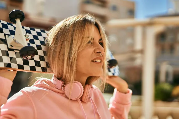 Young Blonde Skater Girl Smiling Happy Holding Skate City — ストック写真