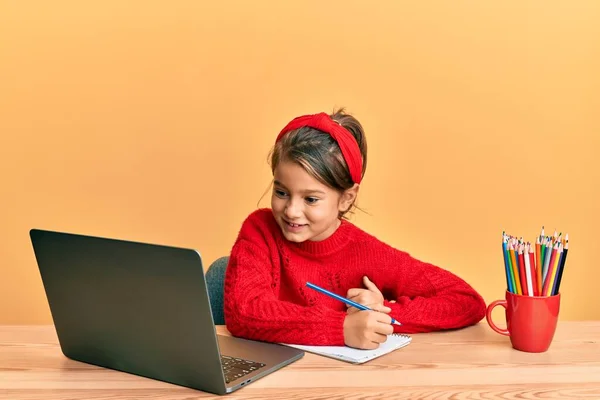 Klein Mooi Meisje Studeren Met Behulp Van Computer Laptop Lachen — Stockfoto