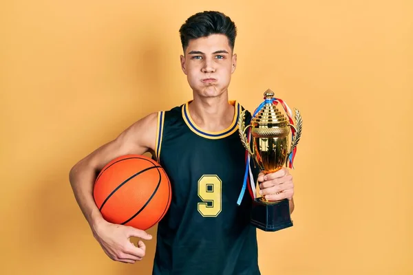 Молодой Латиноамериканец Баскетбольной Форме Держит Мяч Призы Пыхтят Щеки Забавным — стоковое фото