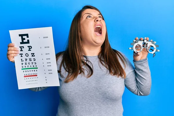 Bella Bruna Size Donna Possesso Occhiali Optometria Prova Della Vista — Foto Stock