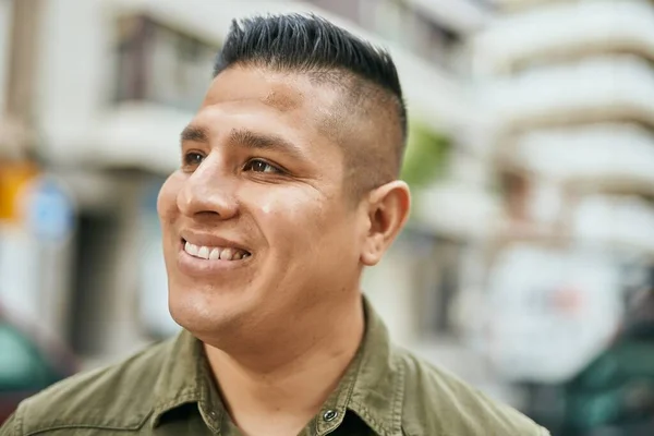 Fiatal Latin Férfi Mosolyog Boldog Áll Városban — Stock Fotó