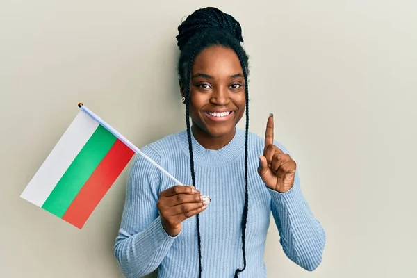 Afro Amerikaanse Vrouw Met Gevlochten Haar Met Bulgaria Vlag Glimlachend — Stockfoto