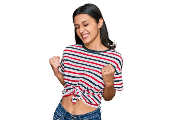 Jong Latijns Amerikaans Meisje Draagt Casual Kleding Opgewonden Voor Succes — Stockfoto