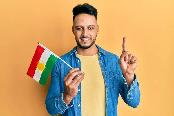 Joven Árabe Sosteniendo Bandera Kurdistán Sonriendo Con Una Idea Pregunta —  Fotos de Stock