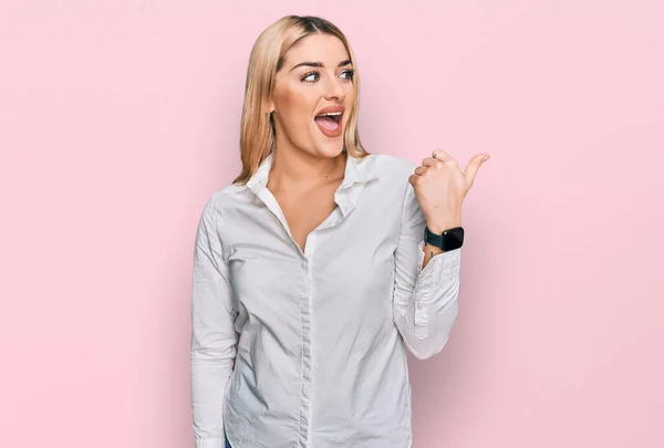 Mujer Joven Caucásica Vistiendo Ropa Casual Sonriendo Con Cara Feliz — Foto de Stock