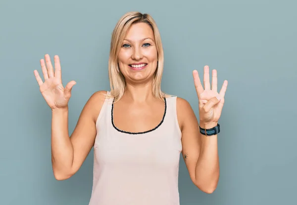 Medelålders Kaukasiska Kvinna Bär Casual Kläder Visar Och Pekar Upp — Stockfoto