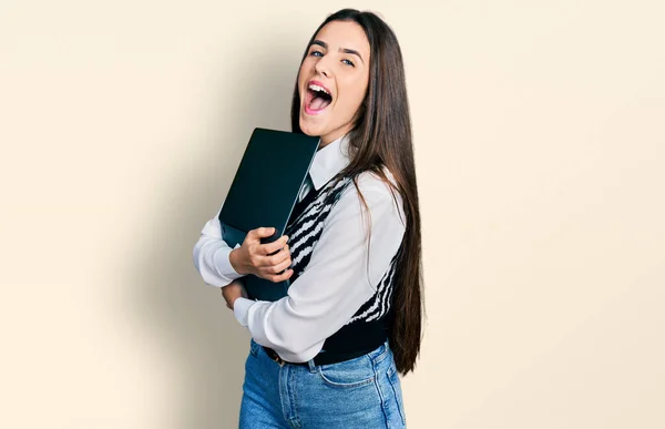 Junge Brünette Teenager Umarmen Laptop Mit Liebe Feiern Verrückt Und — Stockfoto