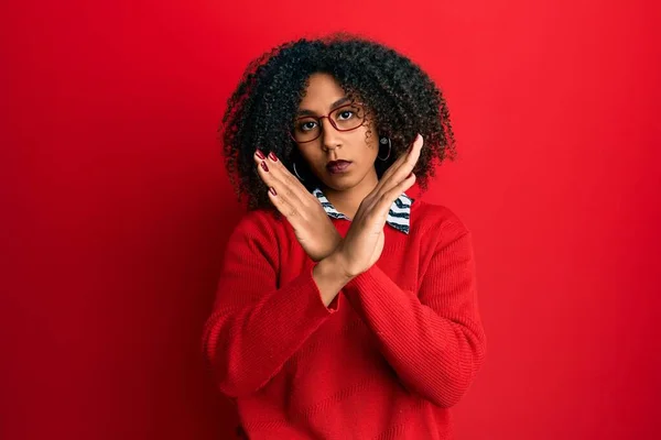 Hermosa Mujer Afroamericana Con Cabello Afro Usando Suéter Gafas Expresión —  Fotos de Stock