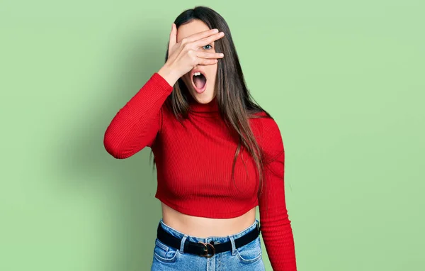 Jovem Adolescente Morena Vestindo Camisola Gola Alta Vermelha Espreitando Choque — Fotografia de Stock