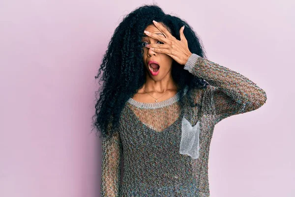 Middelbare Leeftijd Afrikaanse Amerikaanse Vrouw Dragen Casual Kleding Gluren Shock — Stockfoto