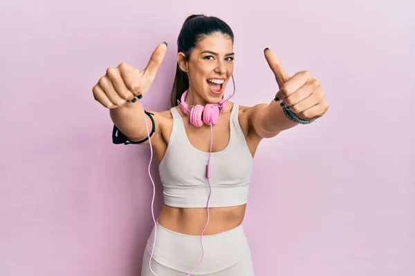 Jeune Femme Hispanique Portant Des Vêtements Gymnastique Utilisant Des Écouteurs — Photo