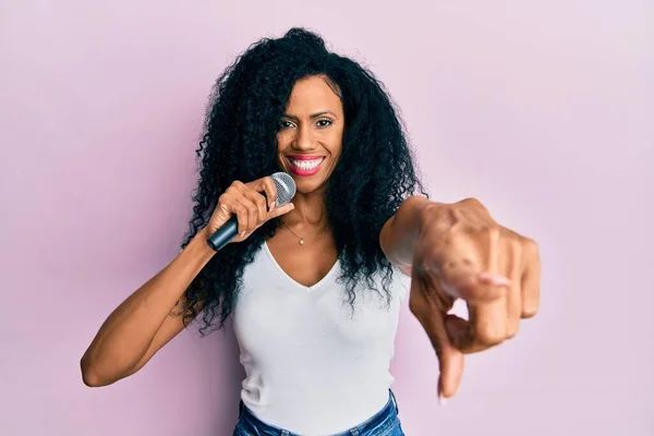 Mulher Afro Americana Meia Idade Cantando Música Usando Microfone Apontando — Fotografia de Stock