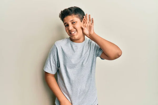 Adolescente Hispano Vistiendo Camiseta Gris Casual Sonriendo Con Mano Sobre — Foto de Stock