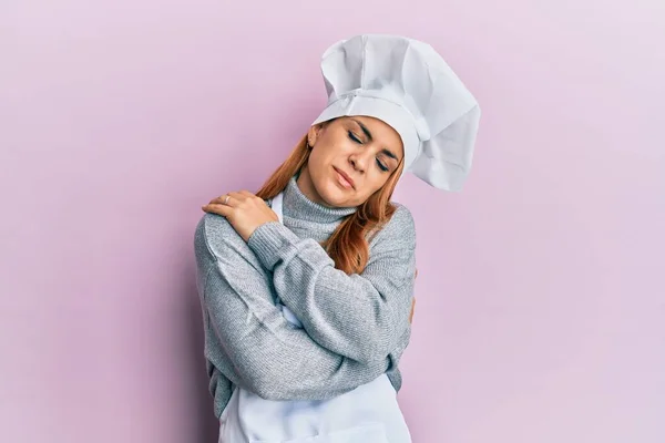 西班牙裔年轻女子身穿职业厨师制服 头戴帽子 喜形于色 面带微笑 自信十足 自爱和自我照顾 — 图库照片