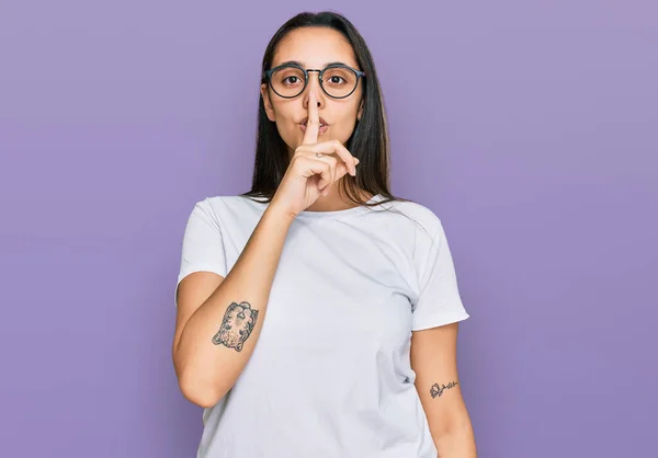 Jonge Latijns Amerikaanse Vrouw Draagt Casual Wit Shirt Met Vraag — Stockfoto