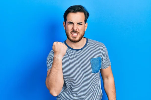 Hombre Caucásico Guapo Con Barba Que Usa Camiseta Rayas Casuales — Foto de Stock