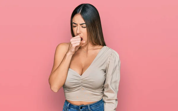 Jonge Latijns Amerikaanse Vrouw Draagt Casual Kleding Gevoel Onwel Hoesten — Stockfoto