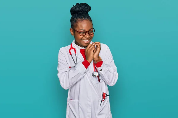 Jeune Femme Afro Américaine Portant Uniforme Médecin Stéthoscope Rire Nerveux — Photo