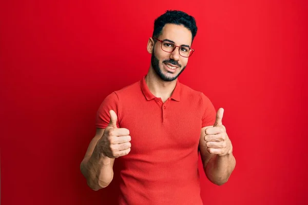 Jeune Homme Hispanique Portant Des Vêtements Décontractés Des Lunettes Signe — Photo