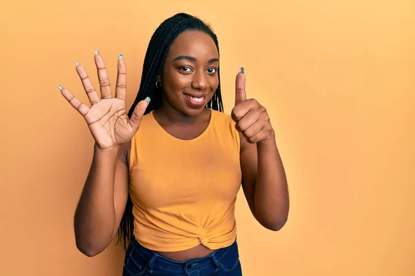Молодая Африканская Американка Повседневной Одежде Показывает Показывает Пальцами Номер Шесть — стоковое фото