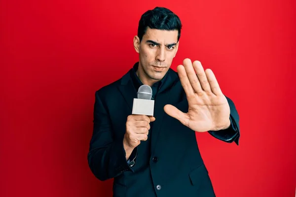 Knappe Latijns Amerikaanse Man Houdt Verslaggever Microfoon Met Open Hand — Stockfoto