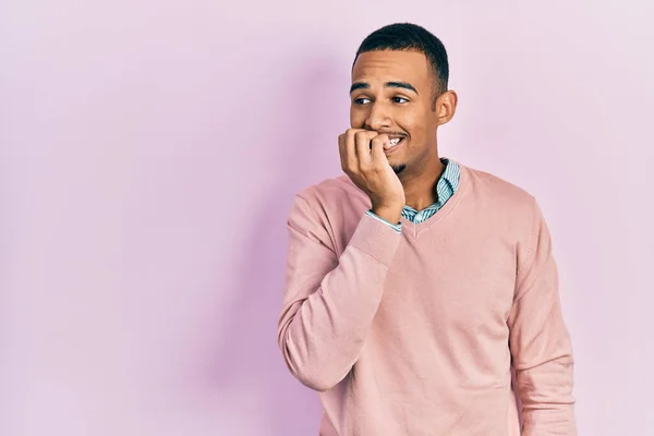 エレガントな服を着ている若いアフリカ系アメリカ人の男性は 口の爪をかむ上で手で強調し 緊張している 不安の問題 — ストック写真