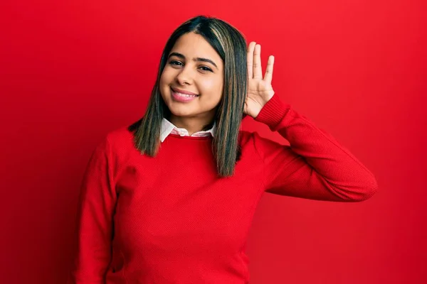 Mujer Latina Joven Usando Ropa Casual Sonriendo Con Mano Sobre —  Fotos de Stock