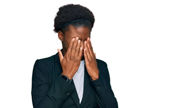 年轻的非洲裔美国女孩穿着商务服装 揉揉眼睛以消除疲劳 困倦和疲倦的表情 视力问题 — 图库照片