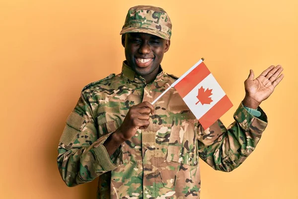 Giovane Uomo Afroamericano Uniforme Militare Con Bandiera Canadese Che Celebra — Foto Stock