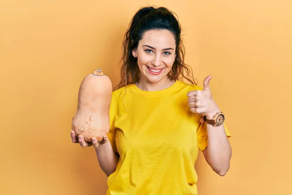 Ung Latinamerikansk Kvinna Håller Frisk Färsk Pumpa Ler Glad Och — Stockfoto