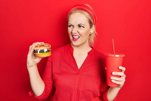 Junge Blonde Frau Die Einen Leckeren Klassischen Burger Mit Pommes — Stockfoto