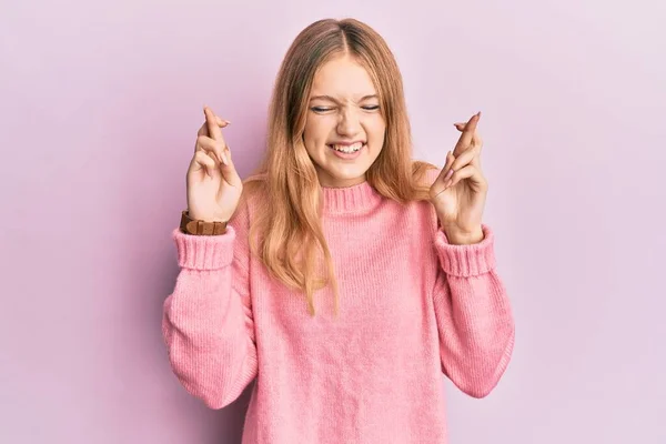 Bela Jovem Caucasiana Vestindo Roupas Casuais Gesto Dedo Cruzado Sorrindo — Fotografia de Stock