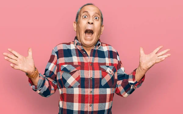 Senior Latinamerikan Man Bär Casual Kläder Firar Seger Med Glada — Stockfoto