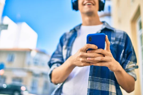 Genç Spanyol Adam Şehirde Akıllı Telefon Kulaklık Kullanarak Mutlu Gülümsüyor — Stok fotoğraf