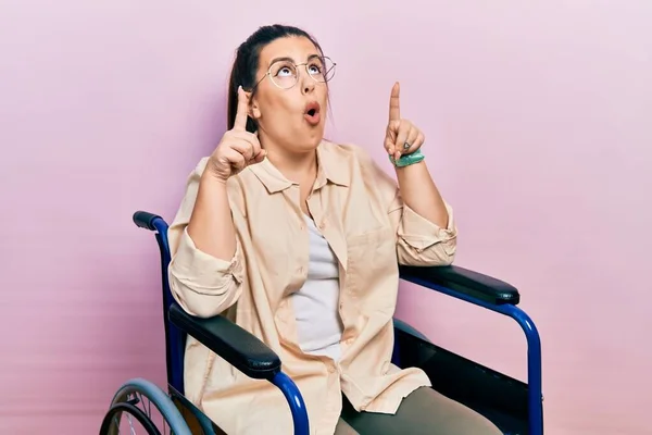 Jovem Hispânica Sentada Cadeira Rodas Espantada Surpreso Olhando Para Cima — Fotografia de Stock