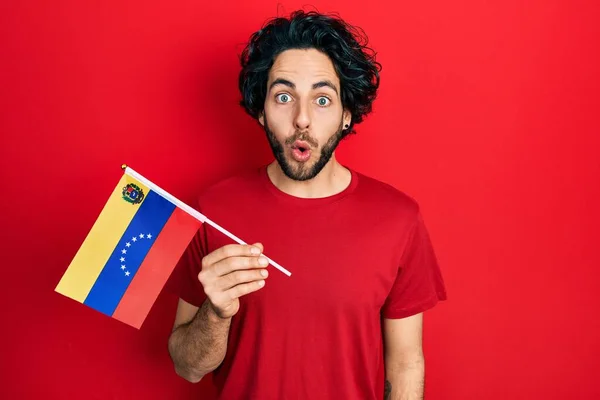 Bonito Homem Hispânico Segurando Bandeira Venezuelana Assustado Espantado Com Boca — Fotografia de Stock