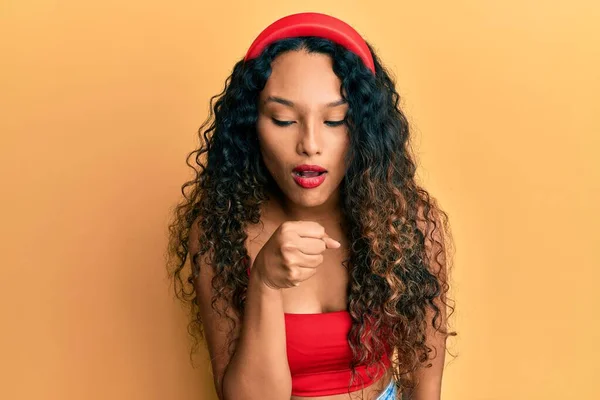 Jovem Mulher Latina Vestindo Roupas Casuais Sentindo Mal Tosse Como — Fotografia de Stock