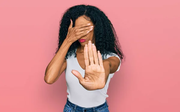 Femme Afro Américaine Moyen Âge Portant Shirt Blanc Décontracté Couvrant — Photo