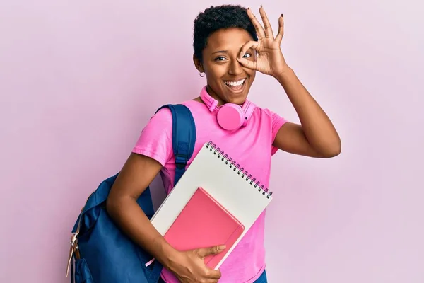 Ung Afrikansk Amerikansk Flicka Bär Skolväska Och Hålla Böcker Ler — Stockfoto