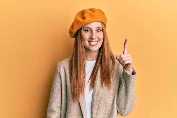 Mujer Irlandesa Joven Con Mirada Francesa Con Boina Apuntando Con —  Fotos de Stock