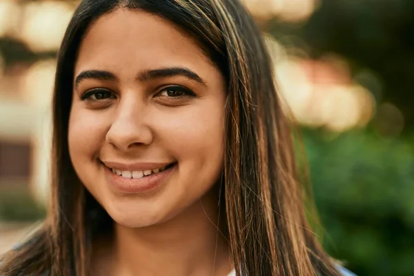 Mladý Latinsky Dívka Usměvavý Šťastný Stojící Městě — Stock fotografie