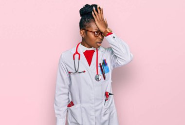 Doktor üniforması giyen genç Afro-Amerikan kadın ve steteskop yanlışlıkla kafa kafaya verildiğinde şaşırdılar. Hatayı hatırlayın. Unuttum, kötü hafıza kavramı. 