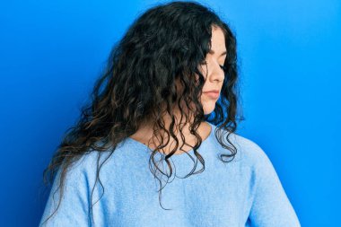 Kıvırcık saçlı genç esmer kadın midesi üstünde gündelik kıyafetler giyiyor çünkü hazımsızlık, acı verici bir hastalık ve kendini iyi hissetmiyor. Ağrı kavramı. 