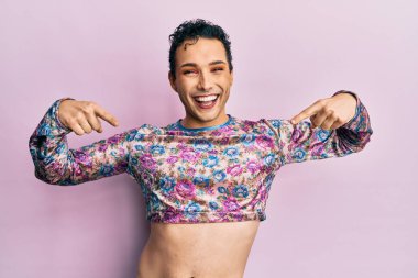 Makyaj yapan yakışıklı, şık giyinen, kendine güvenen, gülümseyen, kendini gururlu ve mutlu gösteren bir adam.. 