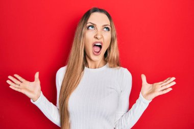 Sıradan kıyafetler giyen, deli gibi bağıran, agresif ifade ve kollarla bağıran genç sarışın kız. hüsran kavramı. 