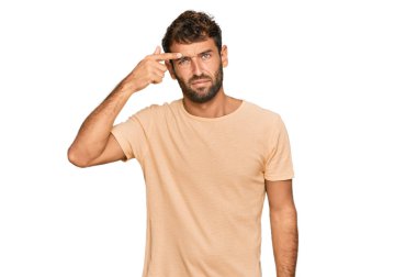 Sıradan tişörtler giyen yakışıklı genç adam alnında sivilceden mutsuz, siyah noktalı çirkin bir enfeksiyon taşıyor. sivilce ve deri problemi 