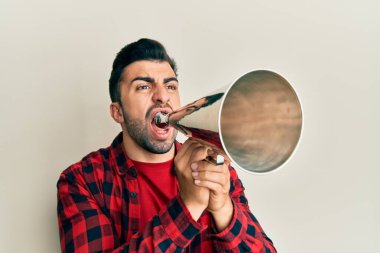 Sakallı İspanyol adam klasik megafonla bağırıyor.