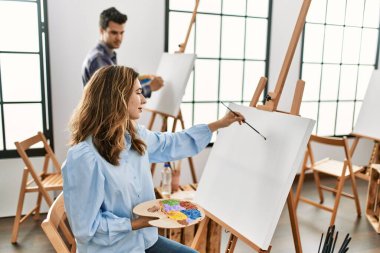 Sanat okulunda resim yapan iki İspanyol öğrenci. Erkek görünüşlü ortak..